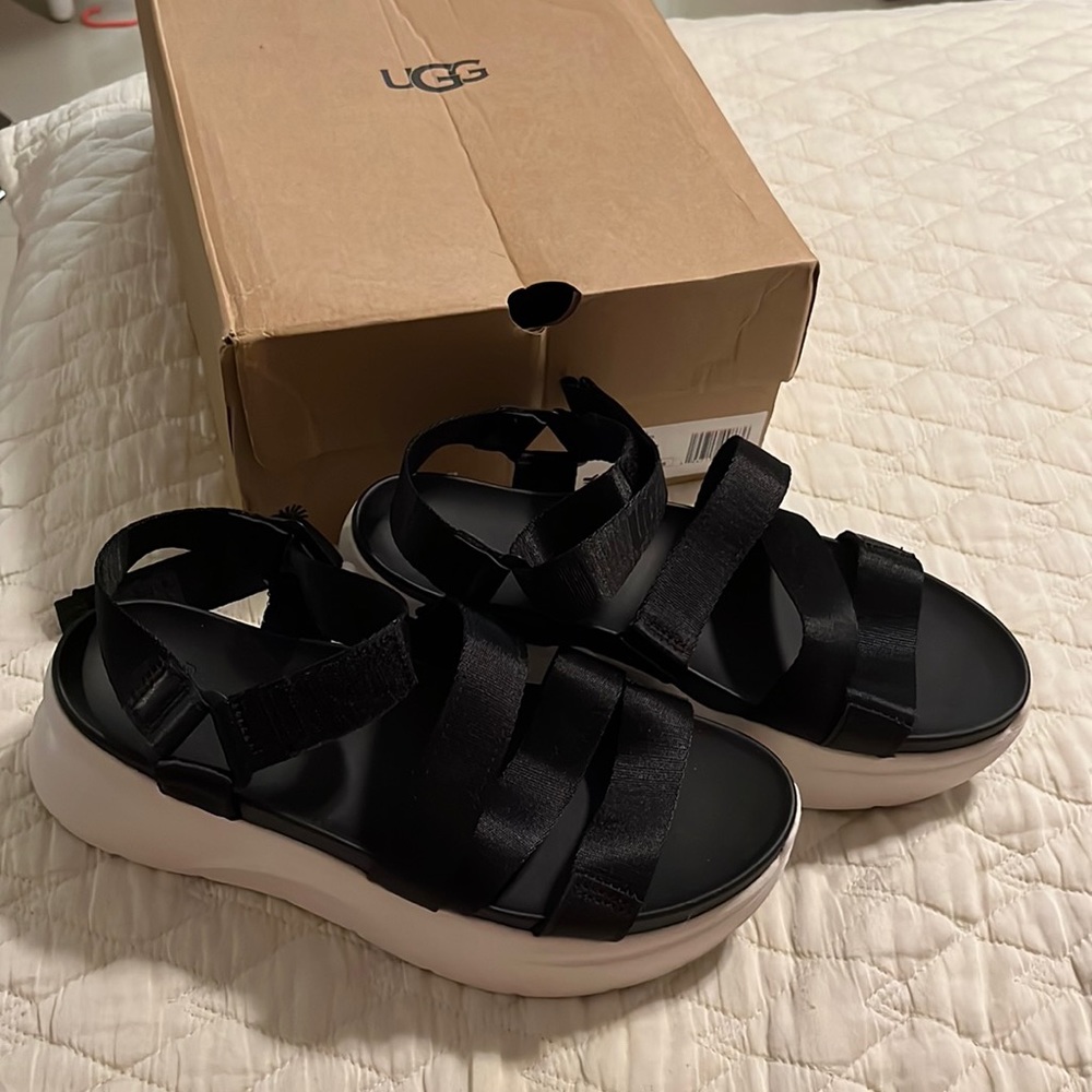UGG LA SHORES SANDALS! So chunky and cute! Worn 1x
